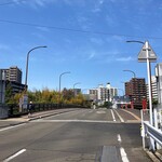 中華そば志のぶ支店 - 店舗前の愛宕橋