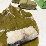 Kaki no Hazushi Yamato Tenri Ten - The thinly sliced mackerel is flavorful, rich in fat, and delicious ♡