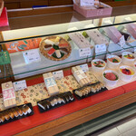 Kakino Hazushi Yamato - 柿の葉寿司以外にも各種、棒寿司や海鮮丼なども販売していますよ"(ﾉ*>∀<)ﾉ