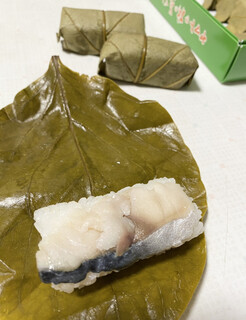 Kakino Hazushi Yamato - 薄くのせられた鯖は風味があり脂がのっていて美味しい♡
