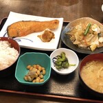 駒八 - 焼鮭と野菜炒めランチ