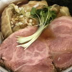 らーめん 稲荷屋 - チャーシューとワンタンが丼を覆ったワンタン麺！