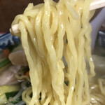 上海亭 - 黄色い製麺。けど、表面滑らかです。