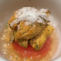 御料理 まつ山 - 萩で上がった赤うに。
                    甘味というよりも、輪郭がしっかりした凝縮感。
                    秋の繁殖期に向け、これから甘味が増してゆくのでしょうか。トマトの酸味•旨味とお出汁が印象的で旨かったのですが、少し要素多すぎ？とも