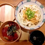 伊勢うどん 奥野家 - 伊勢うどんとミニ手こね寿司。魚は鰹のせいか生姜と合っていて美味しかったです。