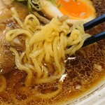 Men'Ittetsu - 麺は普通かやや太め、縮れあり。