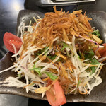 炭火焼肉 ぐら - 「ぐらサラダ」はハーフにしました…