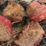 炭火焼肉 ぐら - どんどんいい感じに焼けてきます♪