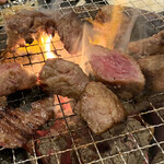 炭火焼肉 ぐら - おっと！恒例のファイヤーですね♡