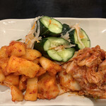 炭火焼肉 ぐら - 「キムチ盛り合わせ」も必須ですね！