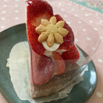 Kantorikeki Morinokumasan - いちごのサワークリームタルト630円
                        お花のクッキーがかわいい