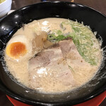 肉魂 - 白とんこつラーメン。