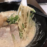 Nikutama - 麺は極細ストレート。