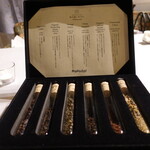 四間道レストランMATSUURA - お茶のサンプルと説明