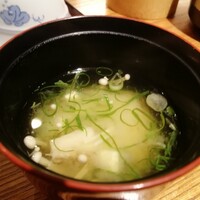 和み酒 仁 - 味噌汁。量が少ないのがちょっとね。味も、個性を出そうとして工夫しすぎてる感じがします。