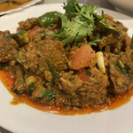 スリマンガラム - スペシャルのマトンペッパーチュッカ。ただならぬビジュアルの通りのただならぬウマさ。