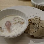 北野坂 木下 - ハマグリスープ。素焼きの新玉ねぎにトリュフ。