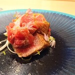 北野坂 木下 - 見た目も食感も味も赤身の牛肉みたいな本マグロ。うるいがしゃきしゃき。