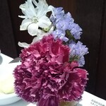 リストランテ カノフィーロ - テーブルにはカーネーションが。