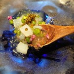 鈴田式 - 北海道の障泥烏賊とうすい豆、上に燻製キャビア