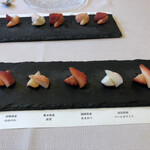 くらしき桃子 - 2021年ストロベリープレミアムアフタヌーンティーの食べ比べプレートです。食感や風味の違いを同時に楽しめて贅沢です。個人的には「あまおう」が総合優勝ですね〜！