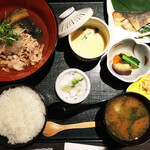 旬房 街道 青葉 - 16時だったので日替わり夜定食　¥1100　　メインの肉料理と焼き魚(ホッケ)、野菜煮物、茶碗蒸し◎、卯の花