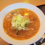 ラーメンカフェきたときわ - 料理写真:みそラーメン600円(天井のオレンジ照明の影響受けてマス)