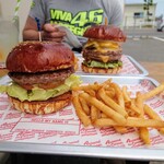 151449428 - ヒッコリーバーガー、奥はダブルチーズバーガー