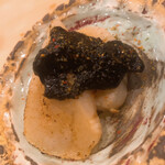 鮨 しゅん輔 - 平貝の炙り。トッピングは海苔の佃煮です。磯辺巻きの変化球ですね。薬味はパウダー柚子胡椒と七味でした