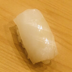 鮨 しゅん輔 - 白イカです。写真では分かりにくいのですが、表面の硬い皮を剥ぎ、内側の柔らかい部位の薄造り（コンマ数ミリ）を複数枚重ねています