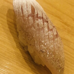 鮨 しゅん輔 - 出水の春子鯛。こちらでは旬の四月と五月しか使用されないとか。真昆布で軽く旨味を添加。完璧な味わいです