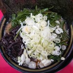 家系ラーメン王道 いしい - 豚骨醤油ラーメン並盛+のり・きくらげ・茎わかめ・薬味ネギ増し