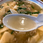 飲食屋華福 - 麻婆ラーメン塩のスープ