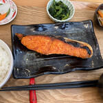Oshokujidokoro Warabi - 日替わり定食、おかずは塩鮭。