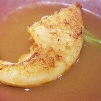 イチリン ハナレ - ⑦焼き鱶鰭(葦切鮫の尾鰭、宮城県気仙沼産)、鶏白湯餡添え
                    鮫にとって鰭=足だから足切り鮫と呼ばれる
                    足=葦と転じ、更にアシ=悪しなのでヨシキリと読むようになった
                    これは上尾鰭で先端が長い