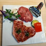 YAKINIKU BISTRO 石鎚 - R3.1:アプリの誕生日クーポンでサービスして頂いたお肉の盛り合わせ。どちらも上質で高そうなお肉♡分厚い牛タンが最強に美味しかった！！