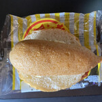 ファミリーマート 宿河原駅前店 - バンズのヒールの上にアメリカンドッグを乗せます