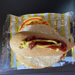 ファミリーマート 宿河原駅前店 - アメリカンドッグに添付のケチャップとマスタードをかけます