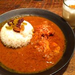 ほんやら洞 - ■スパイシィチキンカレー(ラッシー付き)