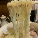 Teuchi Ramen Hayabusa - 「伊吹いりこと鰹らーめん」「麺大盛」麺リフト。もちもち感に溢れる麺幅が不揃いな平打ち縮れ麺だ。加水率がやや低めなのだろうか、いわゆるピロピロ麺よりももちもち麺系に寄っている感がある。