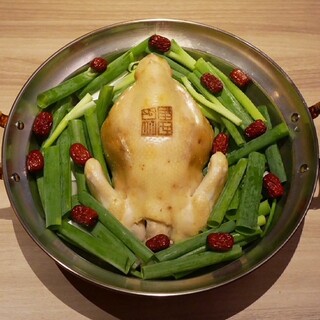 伊達鶏を丸ごと1羽使用した、当店自慢の『タッカンマリ』