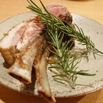 やきとり 志らく - じぃ～くり熱調理されたラムローストは…何本食べますかぁ？と、問われるようだ。オススメされれば普通に食べるよぉ～とだけ返事した結果…2本かぃ。しかしながら噛めば香り高い風味と旨味のハーモニーはたまらん☆