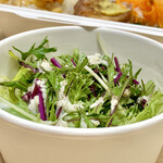 アルプスごはん - アルプスごはん弁当(\1,300)　リーフレタス２種（ふぁーむしかない／松本）のサラダ