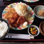 ザ定食&ドリンクス 東里 - 鳥の唐揚・手作りメンチ定食　1000円