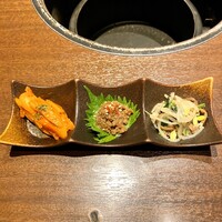 炭火焼肉 ふちおか - ナムルとキムチ盛り合わせ