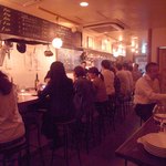 クオーレ・フォルテ - カウンターメインのテーブル３つ。次はカウンターいきたい！