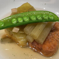 御料理 まつ山 - 炊き合わせ
                    1時間揚げた丸なす、麩、ふき、スナップえんどう。
                    野菜こそ酒の伴侶。幸せ。