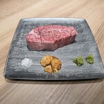 Beefman - 神戸BEEFのヒレステーキ。神戸牛の脂で揚げた自家製ガーリックチップを添えて