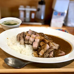 Shokudou Nikuzaemon - 名物のトンテキカレー ご飯大盛り 豚400g増量  正面から