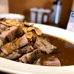 Shokudou Nikuzaemon - 名物のトンテキカレー ご飯大盛り 豚400g増量
                        with にんにくチップ